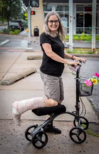 Read more about the article Mobility Support for the Elderly: Rent a Knee Scooter for Ease and Comfort